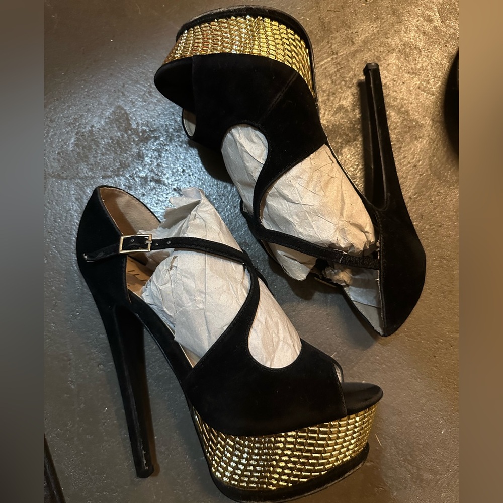 Liliana Black Heels with Gold Platform - Picture 2 of 9